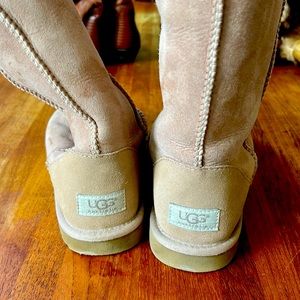 Ugg women’s winter snuggle boot sheep skin 8